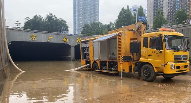 京广隧道围黑布大巴车入场_京广隧道大巴车运尸车