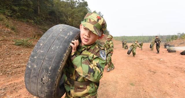 三个小孩玩特种兵的故事_山东体育生猛玩