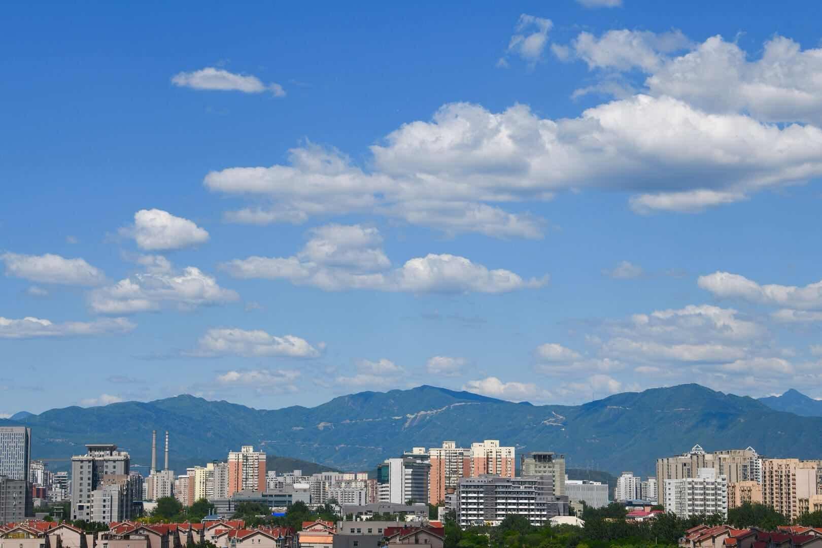 北京的蓝天白云刷屏朋友圈，北京的天气环境越来越好了