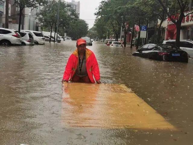 媒体问郑州暴雨灾情:谁为地铁喊停?