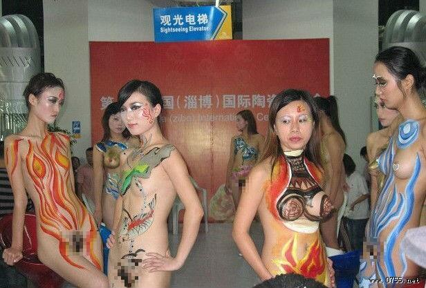 实拍第八届淄博国际陶瓷博览会 裸女彩绘引发围观（组图）