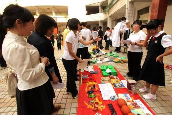 摆地摊卖什么最赚钱而且很受欢迎 一千元摆地摊卖什么好 女孩摆摊卖什么受欢迎