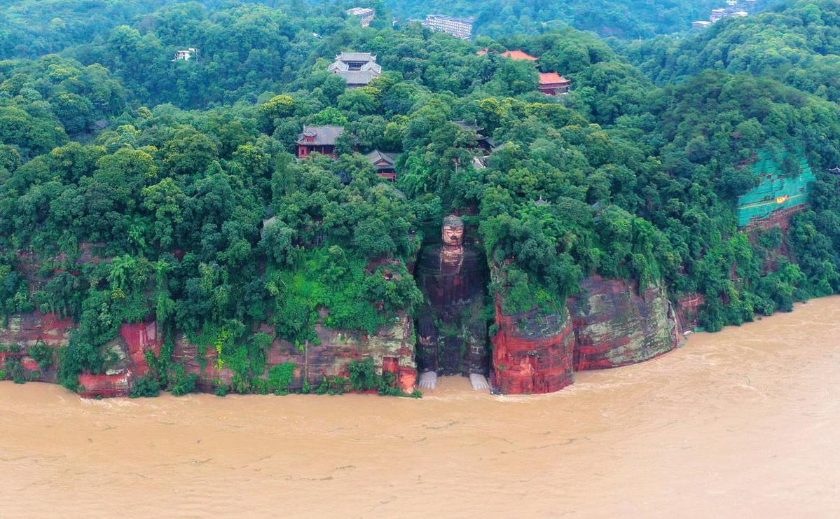 乐山大佛今年被热到光脚是怎么回事，关于乐山大佛脚被淹了的新消息。