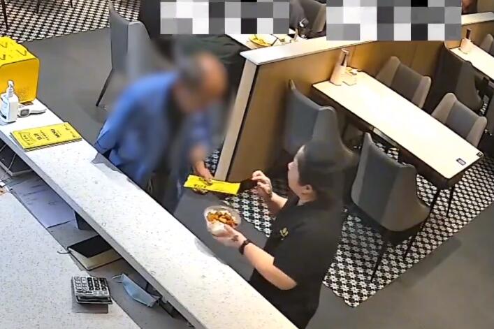 店员给要饭老人送热饭反被偷手机是怎么回事?