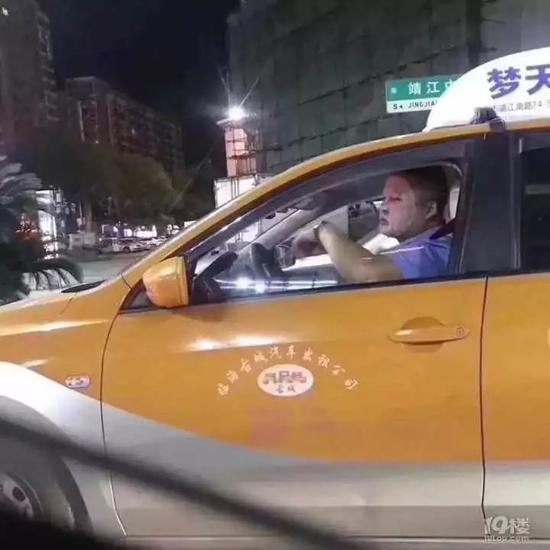 出租车禁贴车膜司机乘客遭暴晒是怎么回事，关于出租车贴膜会受到怎样的处罚的新消息。