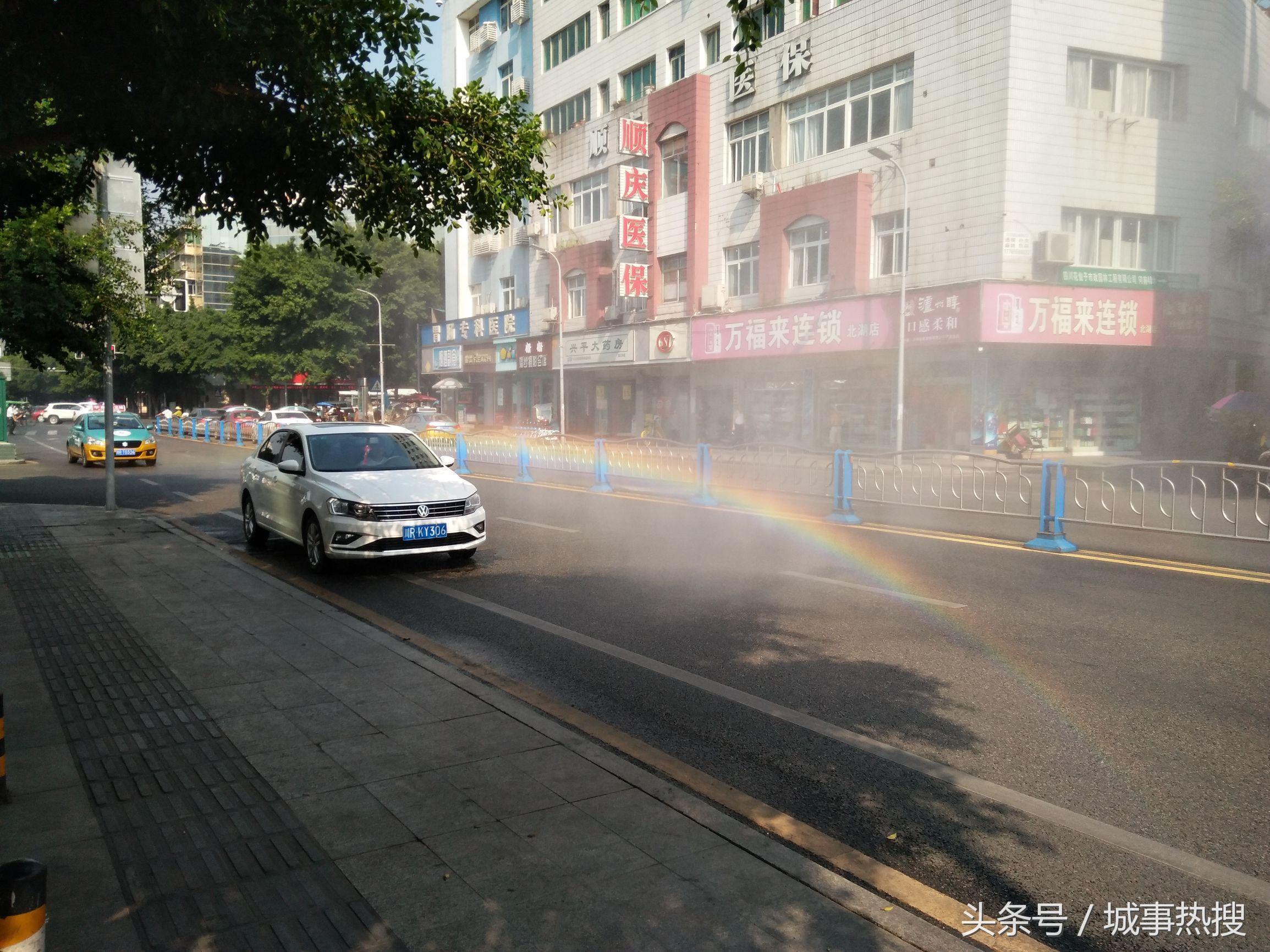 杭州街头现彩虹洒水车是怎么回事，关于洒水车路过有彩虹的新消息。