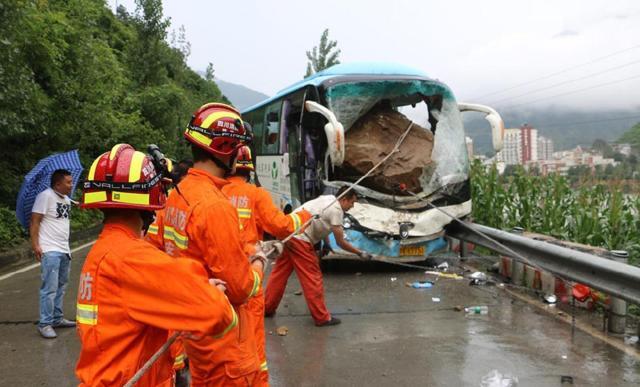 四川旅游车被飞石击中8人死亡，现场惨烈？