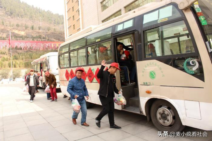 老人凌晨被扔半路女子装顺路送回是怎么回事，关于被扔下车的老人的新消息。