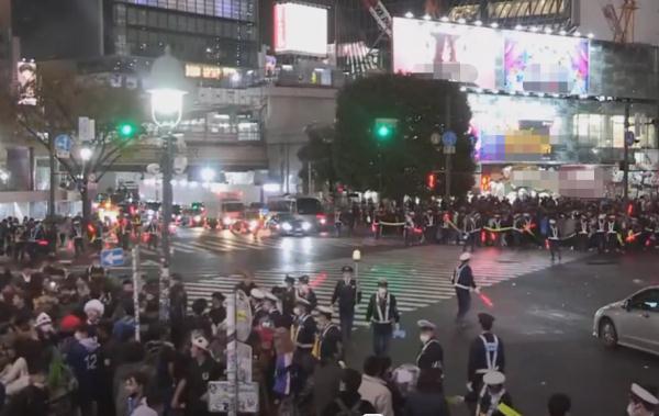 ##日本上万球迷街头狂欢 防暴警察出动