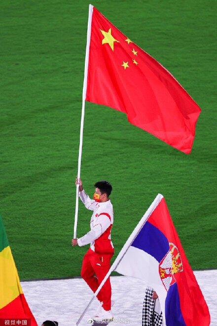 苏炳添在奥运闭幕式上手机都没敢带 “要抬头挺胸让国旗飘起来”