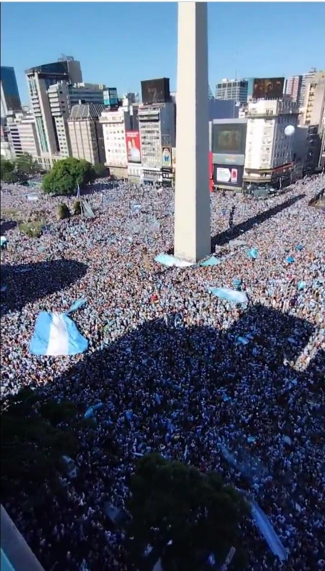 阿根廷首都数万球迷彻夜狂欢,究竟是怎么一回事?