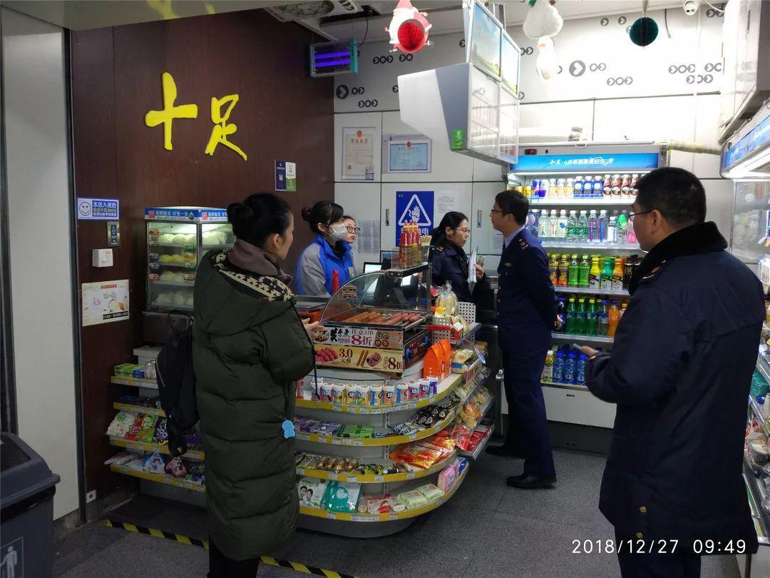 店家回应员工在厕所门口水池洗餐具,究竟是怎么一回事?