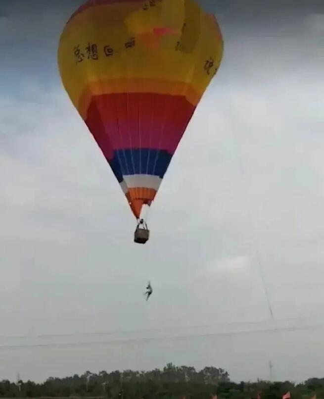 四川一景区热气球坠落有人受伤,究竟是怎么一回事?