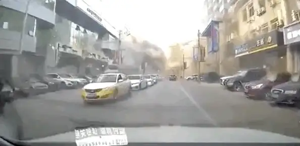 沈阳饭店爆炸已致3死30余伤 航拍沈阳爆炸现场救援画面