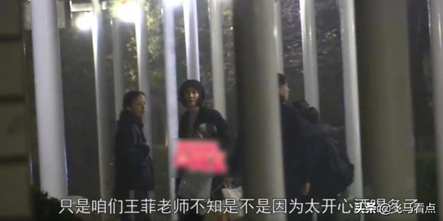 深夜王菲现身李亚鹏住所，两人一前一后从同一栋楼出来