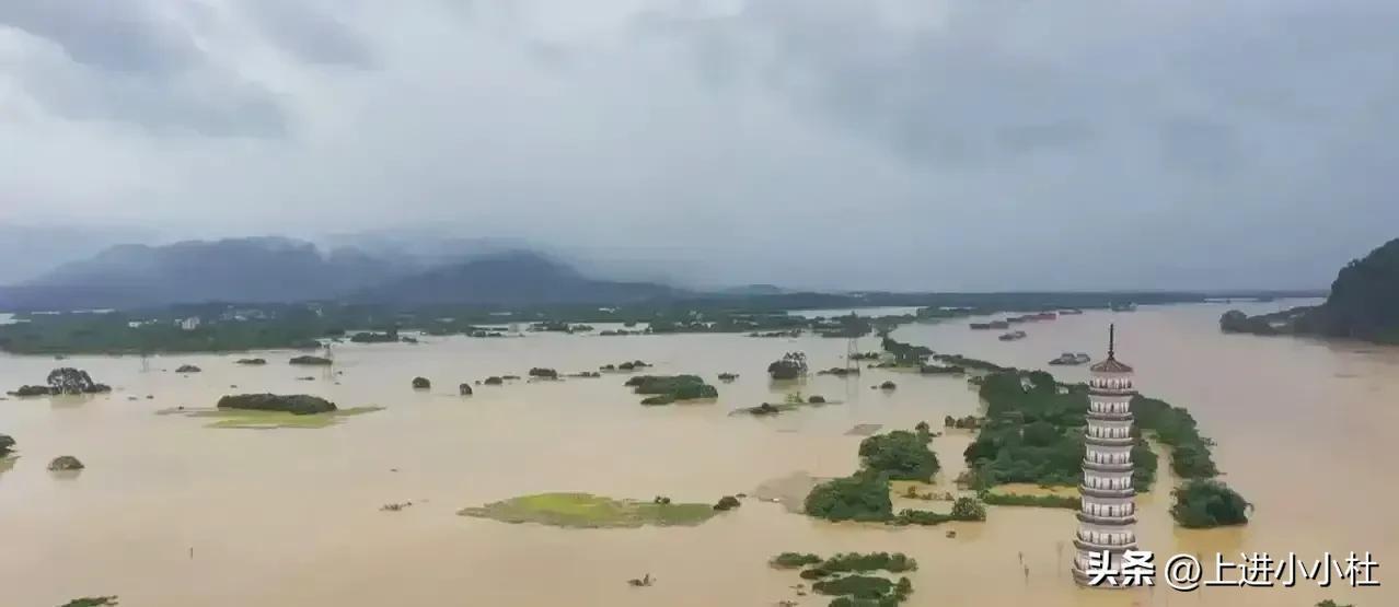 西宁山洪致4死27失联是怎么回事，关于西宁塌陷失联10人的新消息。