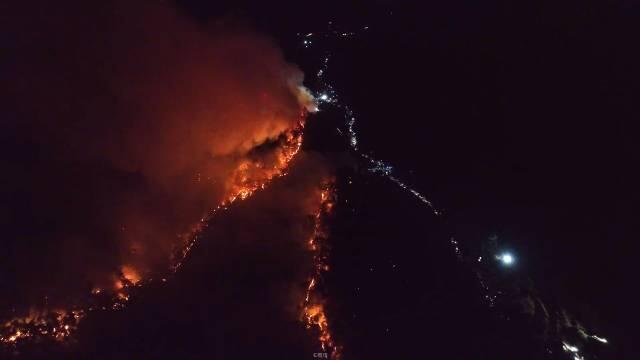 震撼航拍看重庆救援山火的人有多少是怎么回事，关于重庆山火突发的新消息。