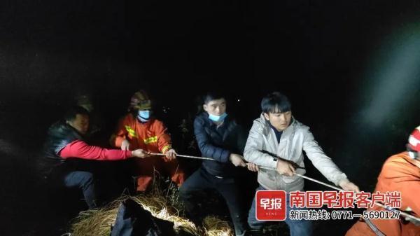 11人溶洞避暑9人失联 获救后跪谢是怎么回事，关于溶洞探险失联男子获救的新消息。