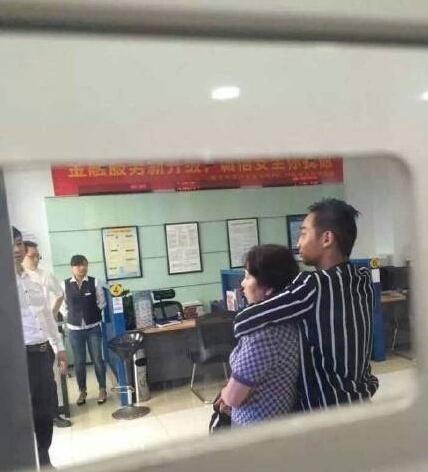 重庆一男子持刀抢银行被当场抓获是怎么回事?