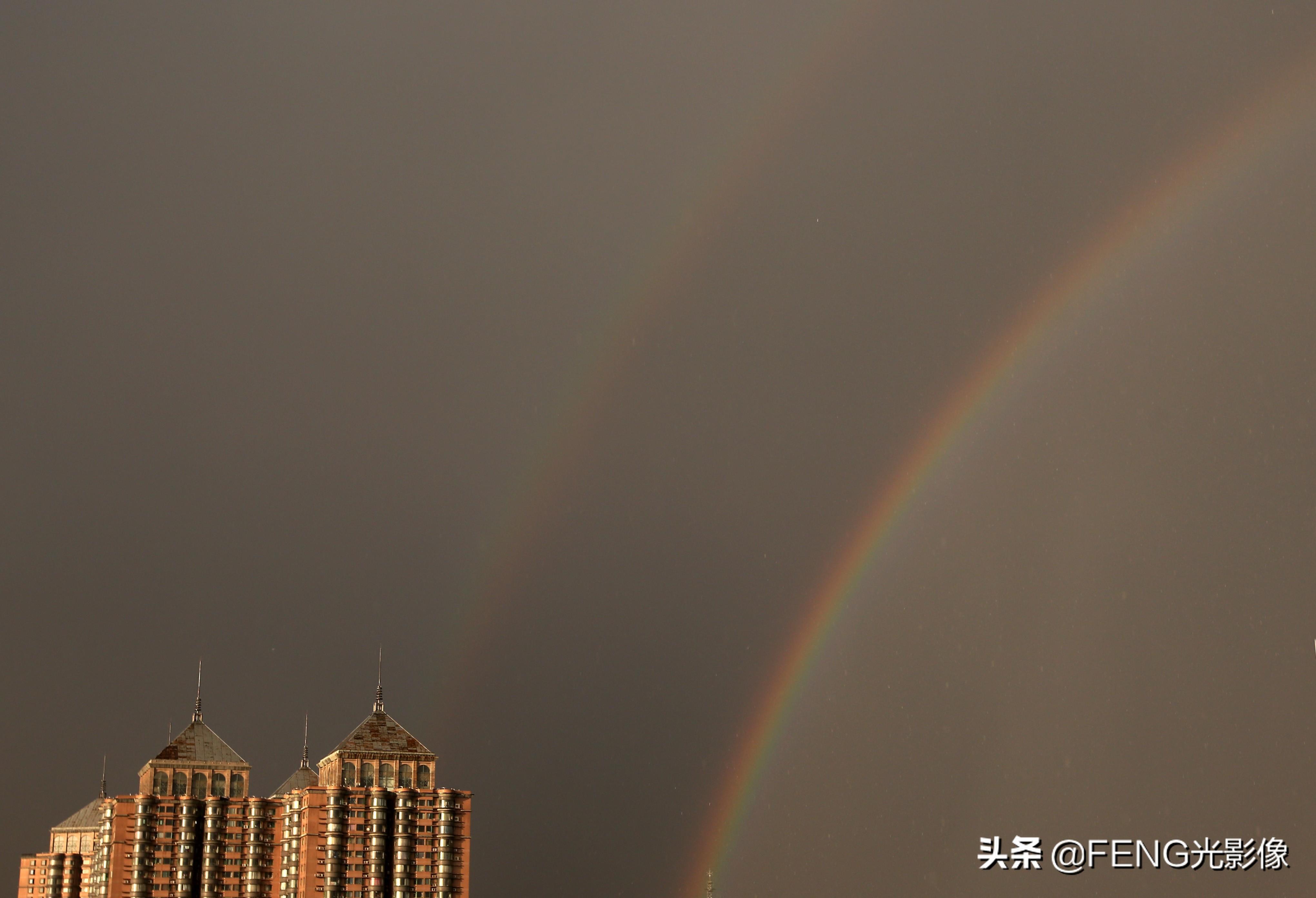 北京雷雨后现双彩虹是怎么回事，关于北京阵雨过后出现双彩虹的新消息。