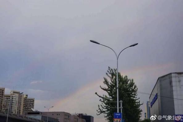 北京雷雨后现双彩虹是怎么回事，关于北京阵雨过后出现双彩虹的新消息。