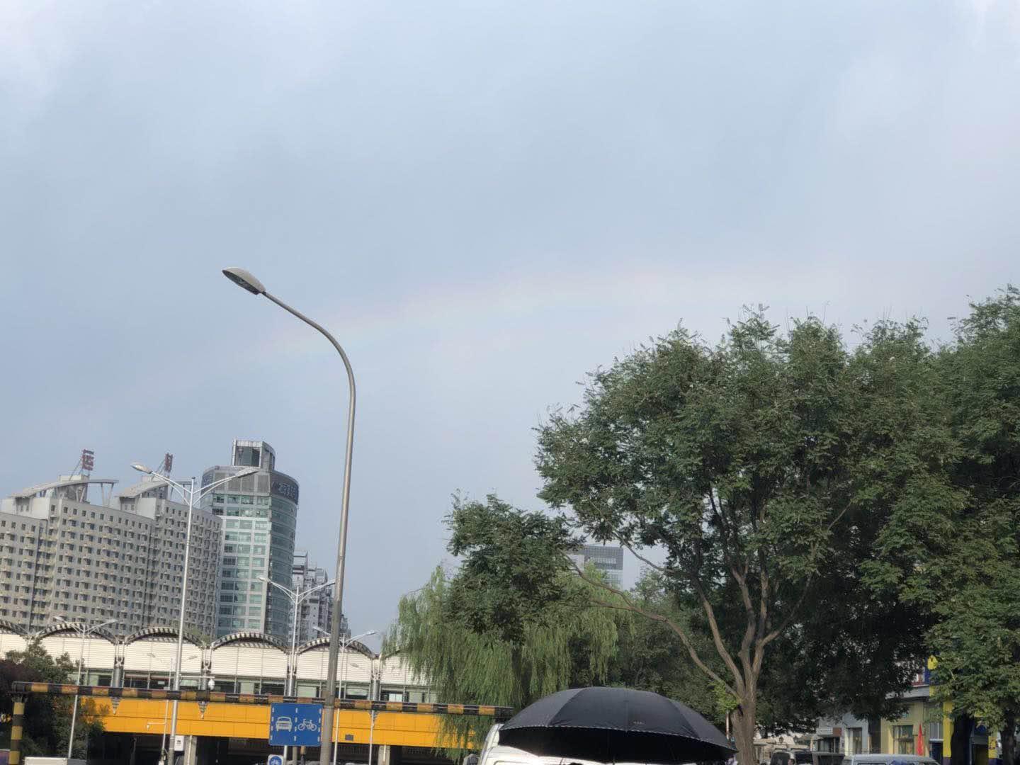 北京雷雨后现双彩虹是怎么回事，关于北京阵雨过后出现双彩虹的新消息。