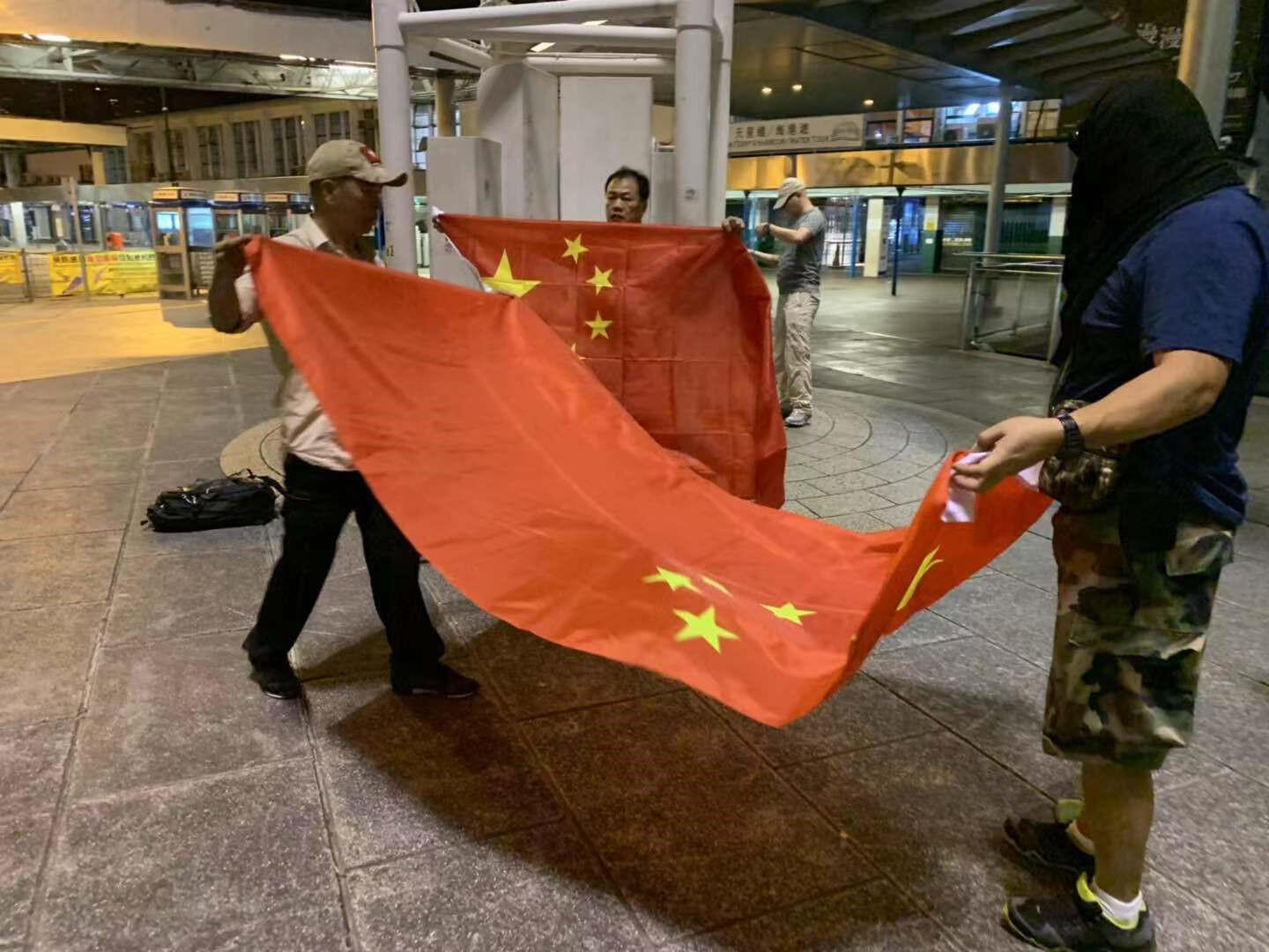 香港渔民合力捞起被吹落的国旗是怎么回事?