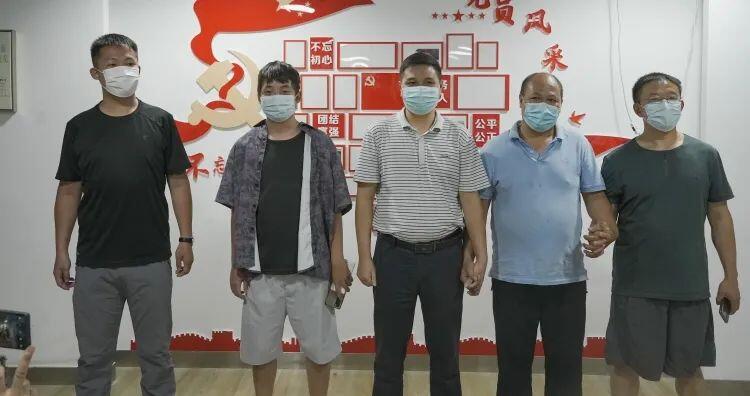 制服持刀歹徒的成都六勇士找到了是怎么回事，关于成都男子持刀砍人的新消息。