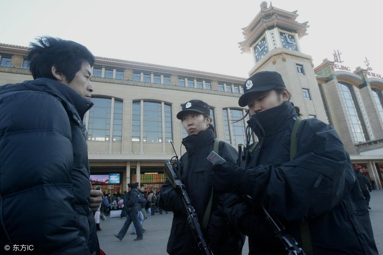 特警捂枪口与女孩合影细节好戳,女特警拿枪拍照姿势