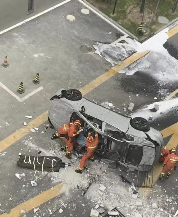 蔚来汽车坠楼两名试车员身亡是怎么回事，关于蔚来车祸现场的新消息。