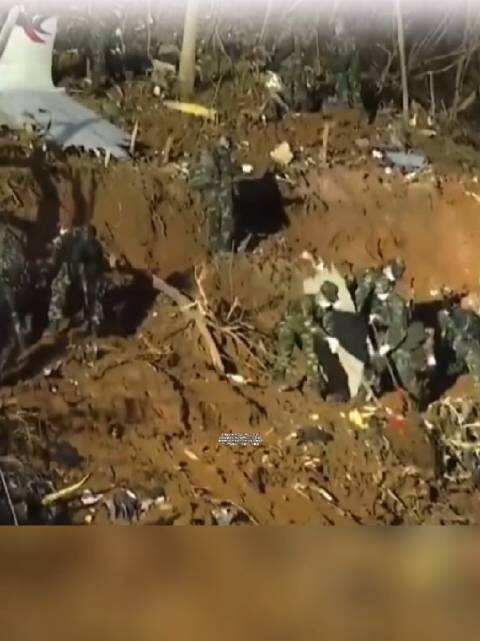 失事飞机残骸抛撒面积非常大 MU5735坠机区果园梯田被冲击成平地