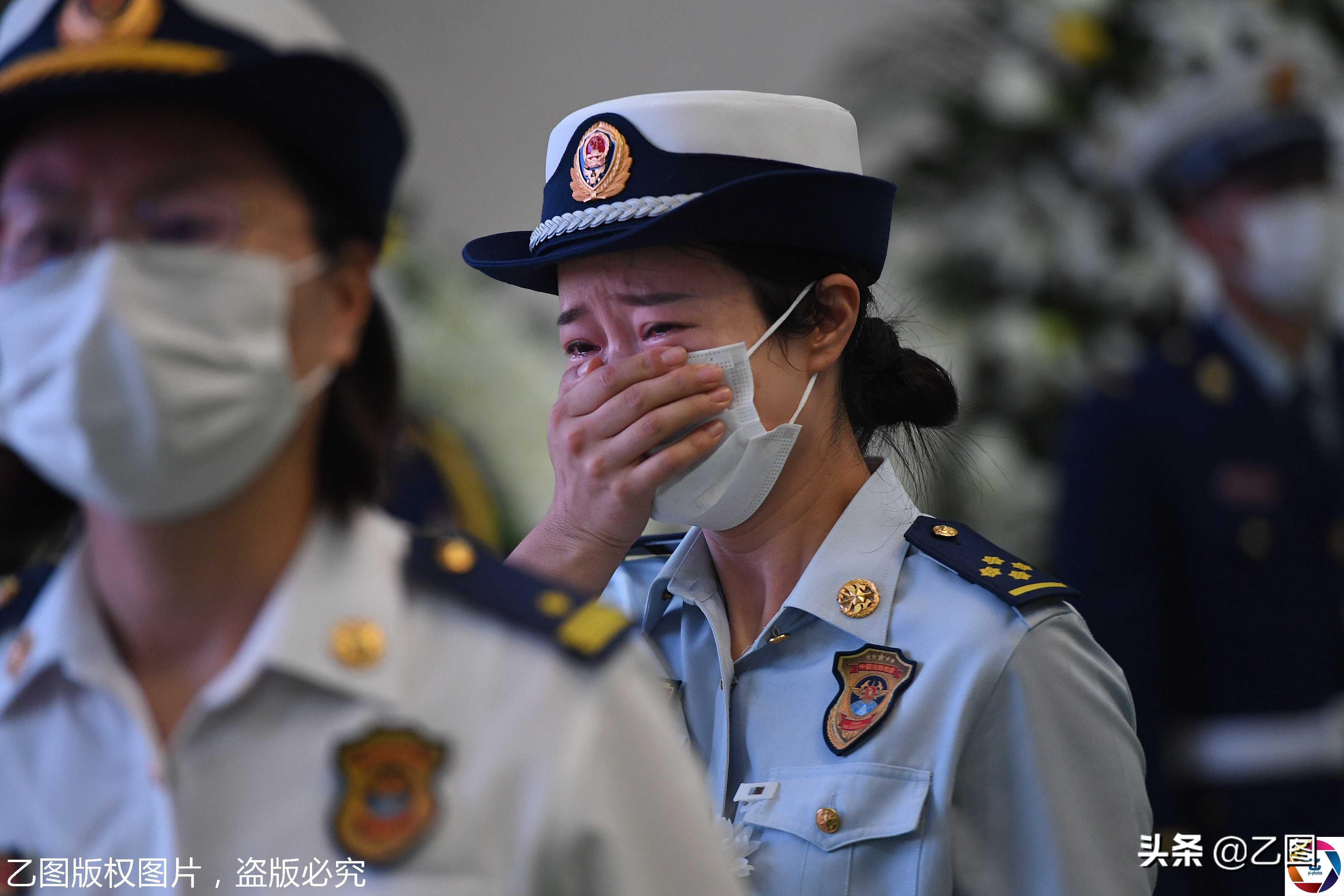 牺牲民警女儿遇警车立正敬礼是怎么回事，关于民警牺牲妻子敬礼的新消息。