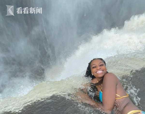 女子瀑布前拍视频 意外拍下大哥落水,女子瀑布边自拍