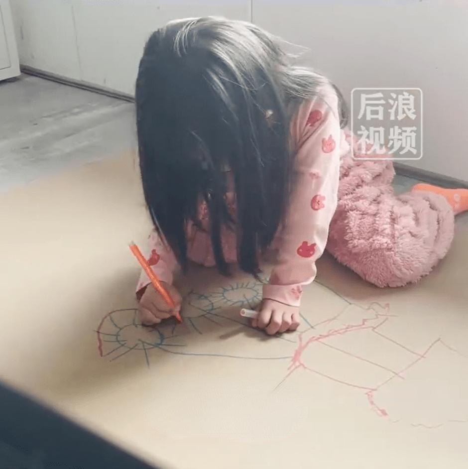 ##爸爸“抄袭”4岁女儿涂鸦作品走红