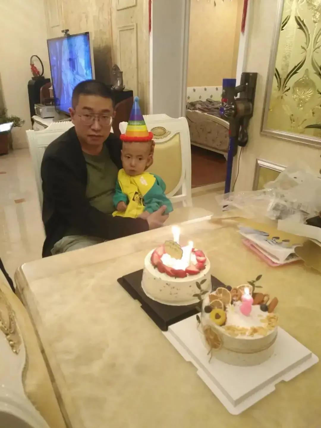 自制药救子父亲儿子过三岁生日是怎么回事，关于父亲回应自制药救儿子的新消息。