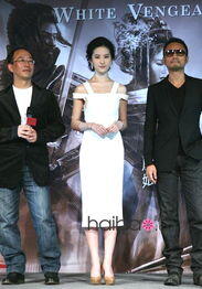 刘亦菲身高,刘亦菲才是天然美女，穿镂空连衣裙气质高贵，170身高果然真实