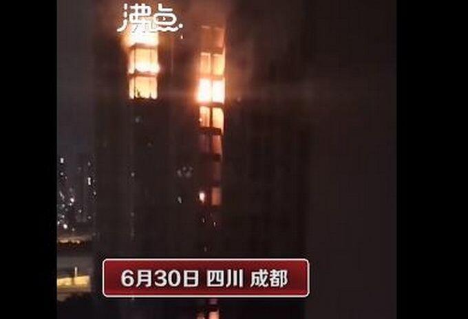 成都警方通报男子小区内跳楼身亡是怎么回事，关于成都一小区男子坠楼的新消息。