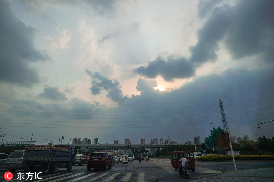 郑州天空出现绝美云朵是怎么回事，关于郑州的天空之城的新消息。