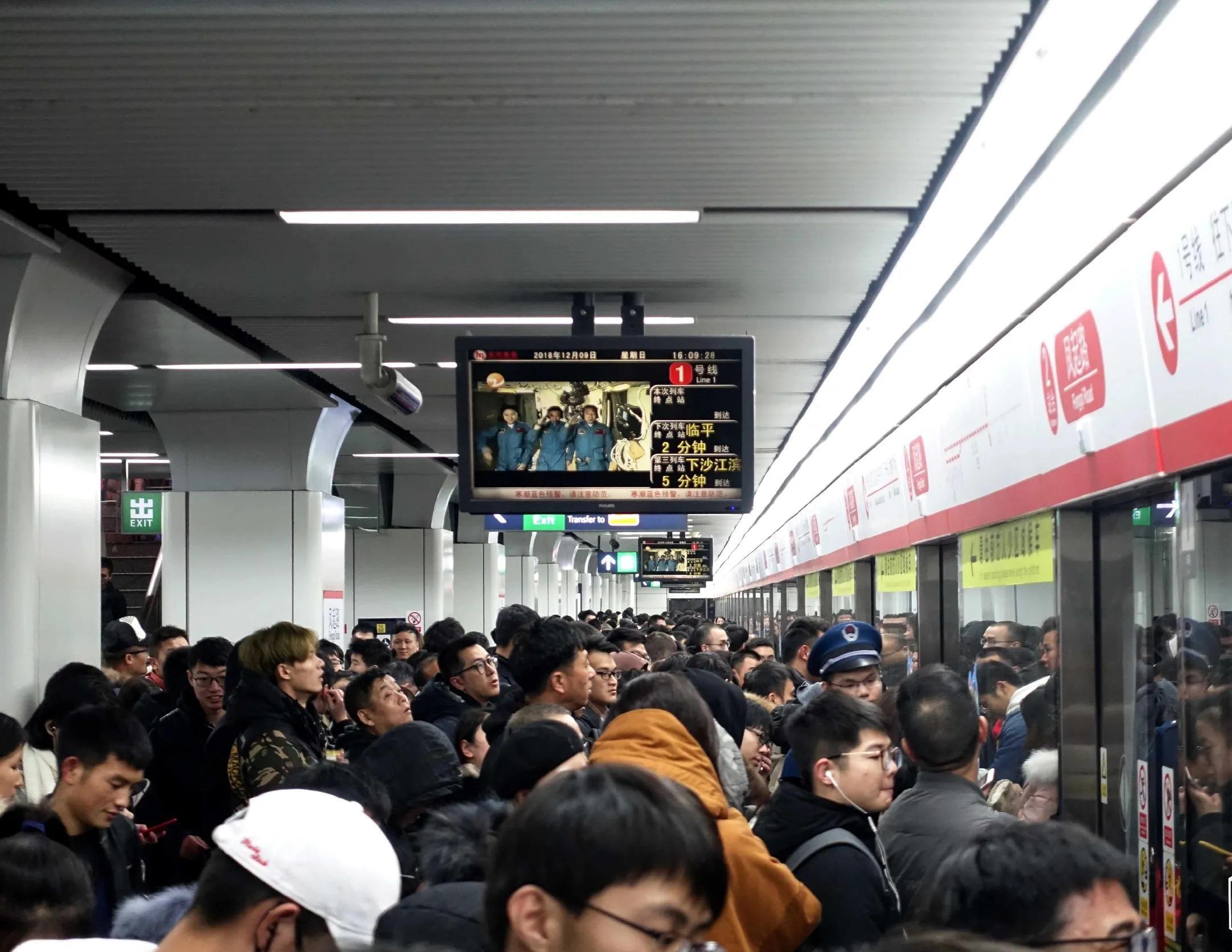 男童地铁抢座 坐女乘客大腿上撒泼,乘客地铁发生冲突保安将女子拽下车