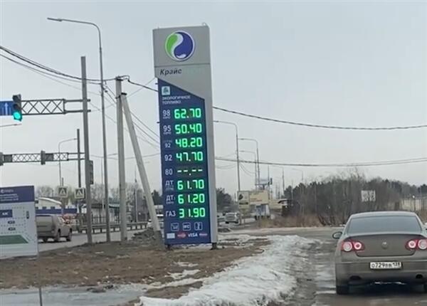 中国小伙在俄罗斯花170元加76升油 比矿泉水还便宜