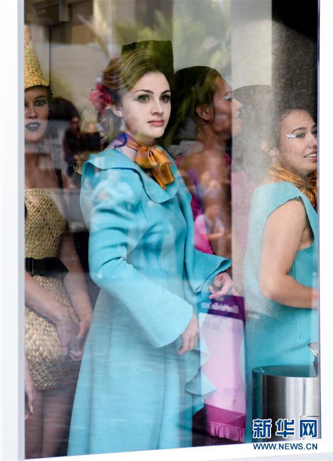 女子在新西兰街头穿汉服迎国庆,女子在新西兰街头穿汉服迎国庆视频