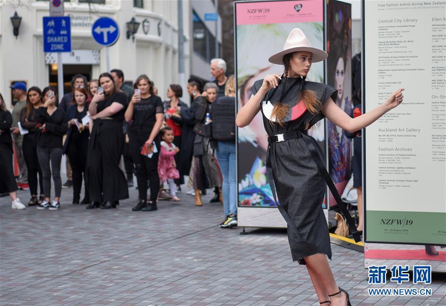 女子在新西兰街头穿汉服迎国庆,女子在新西兰街头穿汉服迎国庆视频