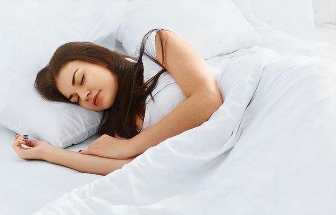 睡觉时身体突然抖一下可能是太累了是怎么回事，关于为何睡觉时身体会突然抖一下的新消息。