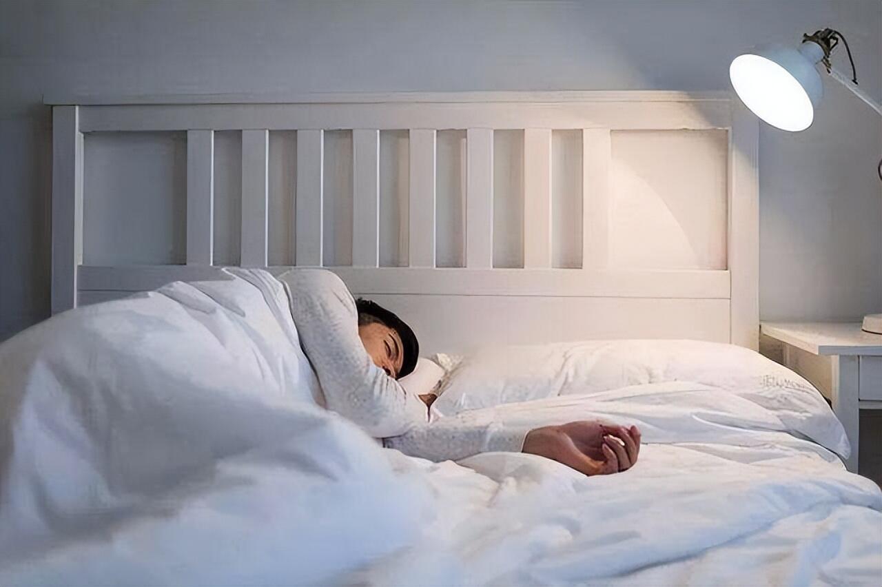睡觉时身体突然抖一下可能是太累了是怎么回事，关于为何睡觉时身体会突然抖一下的新消息。