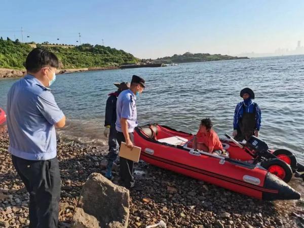 女游客在海面上漂浮一夜后被救是怎么回事，关于女游客在海面上漂浮一夜后被救出的新消息。