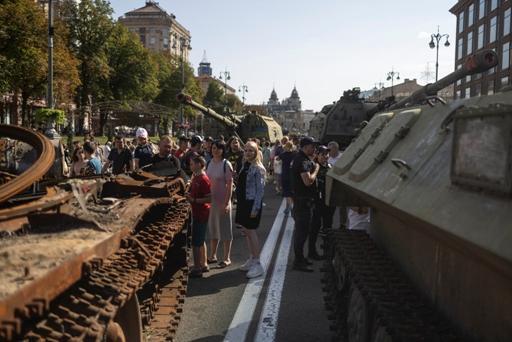 乌展示报废俄军装备 市民爬上合影是怎么回事，关于俄罗斯大批军事装备运往俄乌边境的新消息。