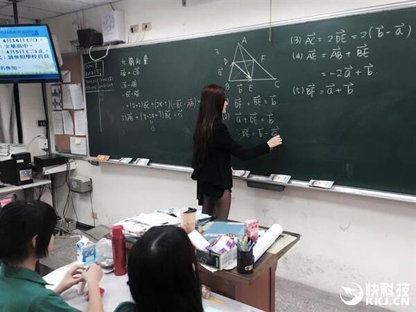 台湾数学老师谢雪儿火了：身穿黑丝袜、脚蹬高跟鞋上课