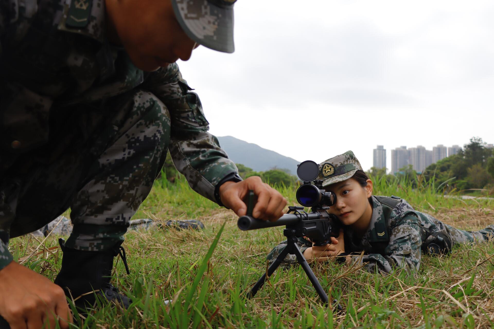 驻港部队00后女兵成狙击枪王是怎么回事，关于驻港部队狙击手的新消息。