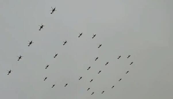 首次!大规模歼20飞过天安门广场 飞机编队呈100字样飞跃广场