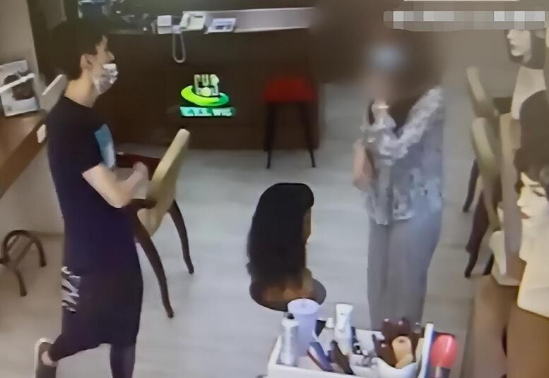 男子被邀进店避雨趁机搂抱女店员,男子被邀进店避雨趁机搂抱女店员视频